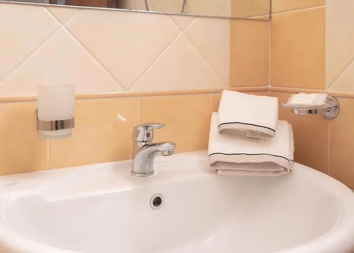 Stylish Le Fontane 2 Bedrapt T5 Sleeps 5 Віллазімьюс